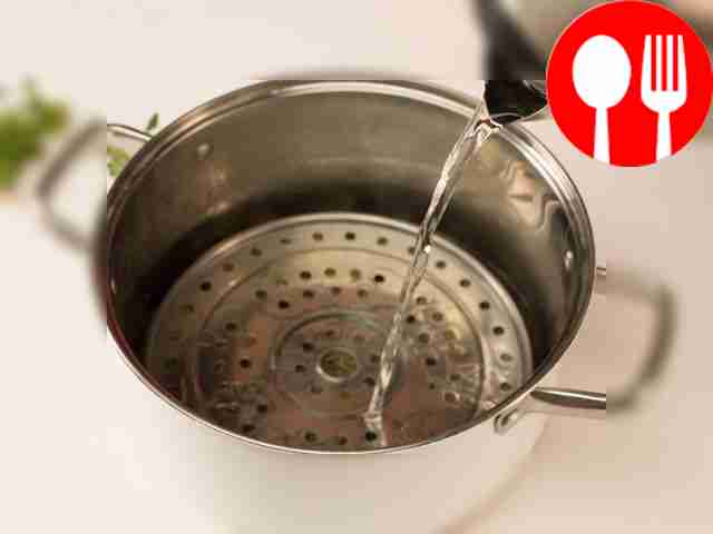 Поместите заготовленную долму в кастрюлю,...