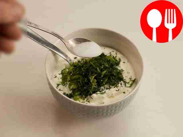Для соуса смешайте мацони с рубленой зеленью и...
