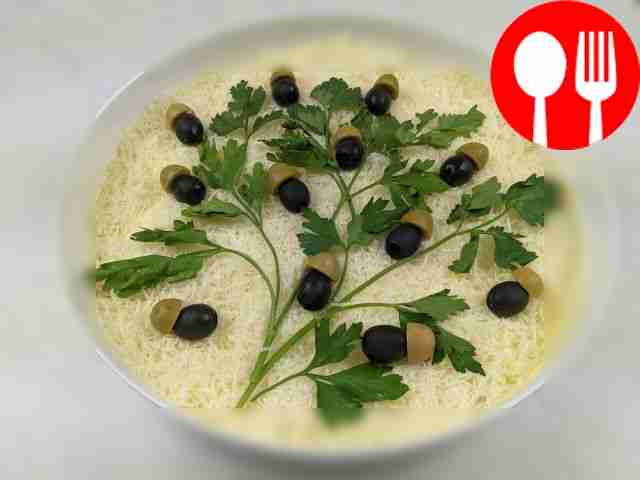 Оригинальный салат из копченой скумбрии с овощами и грибами