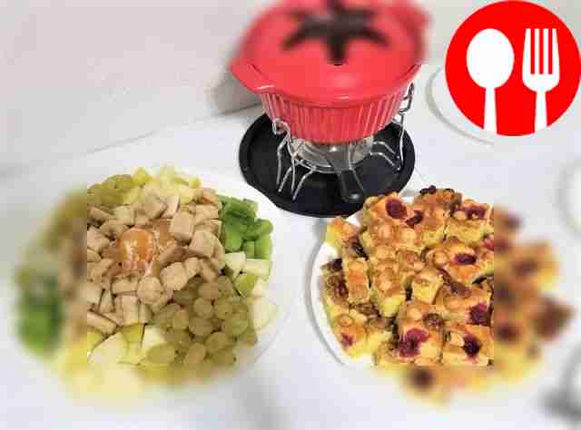 Шоколадное фондю с бренди, творожным бисквитом и фруктами