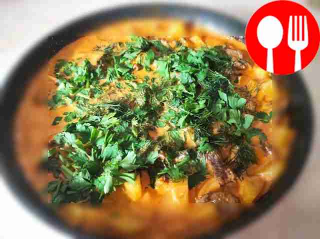 Насыщенное азу со сметаной и соусом ткемали