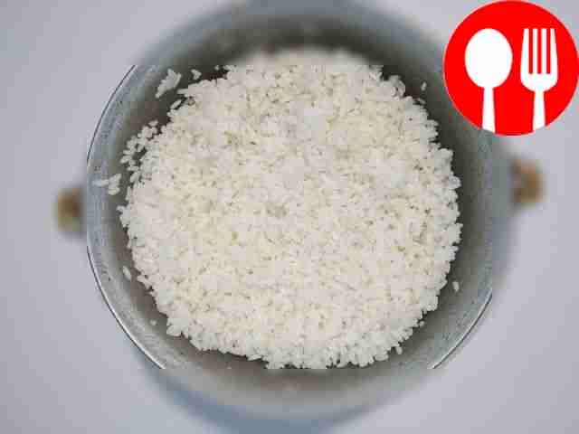 Свари рис на слабом огне примерно 15 минут....