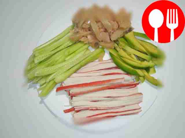 Авокадо и огурец нарежьте тонкими длинными...