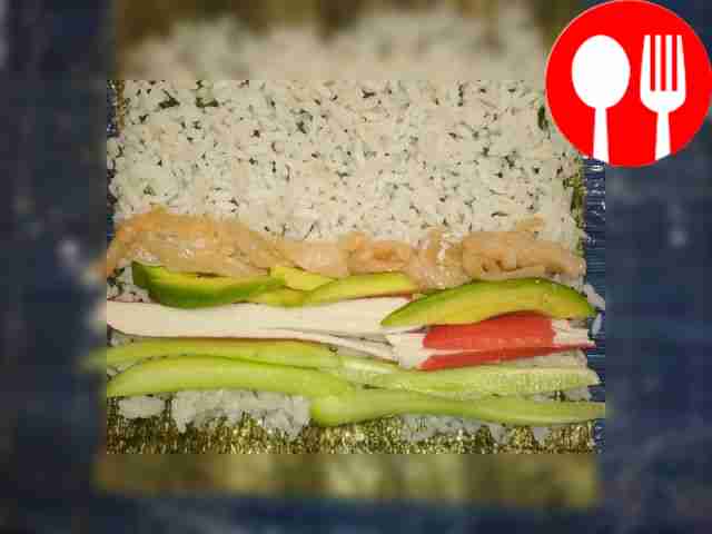 На коврик, обёрнутый пищевой плёнкой, положите...