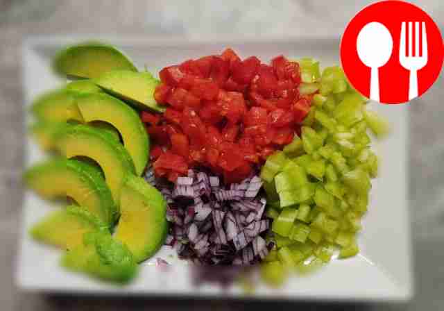 Измельчите листья салата или порвите их на...