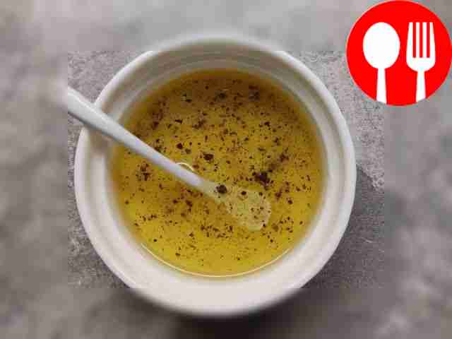 Приготовьте заправку: смешайте оливковое...