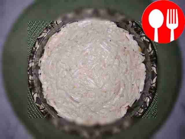 Пикантный салат с колбасным сыром и копченой курицей