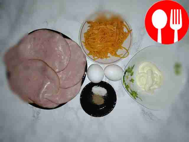 Сварите яйца, охладите их и очистите. Положите...