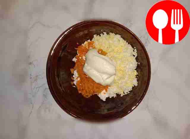 Яйца и слегка подмороженный плавленый сыр...