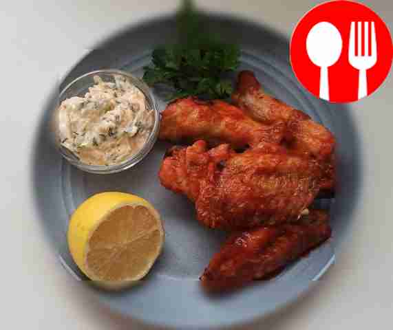 Яркое капрезе с куриными крылышками