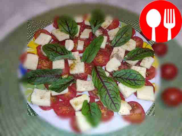 Быстрый салат «Капрезе» с оливковым маслом