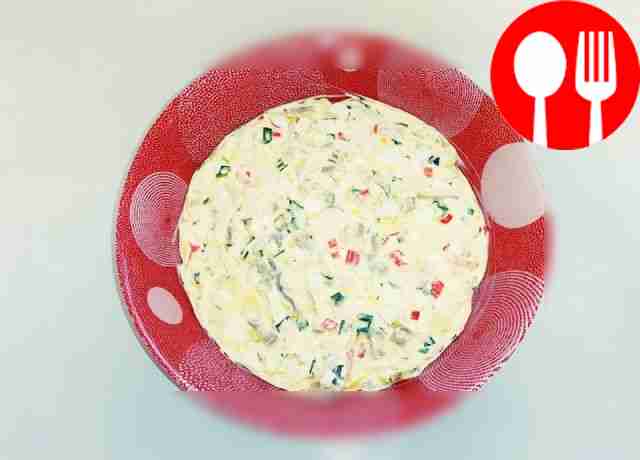 Деликатесный салат из крабовых палочек, кальмаров, грибов и ананасов