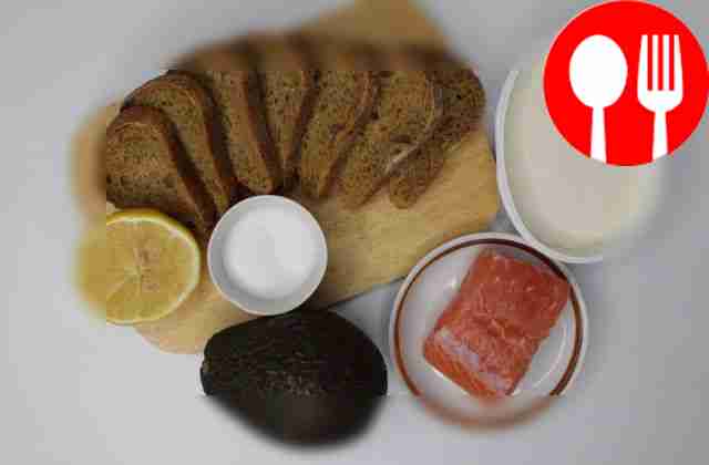 Поместите рыбу в морозилку на 20 минут, чтобы...