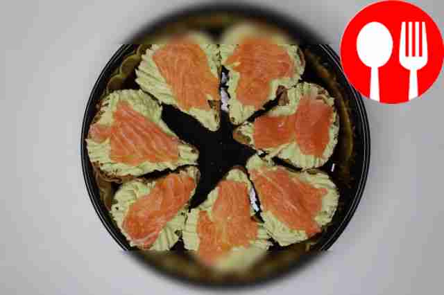 На ломтики чёрного хлеба размажьте сыр с...