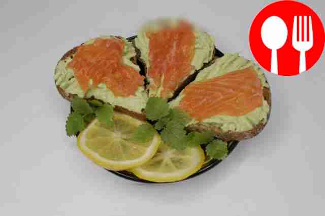 При подаче украсьте бутерброды ломтиками...