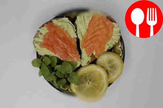 Бутерброды с лососем и авокадо