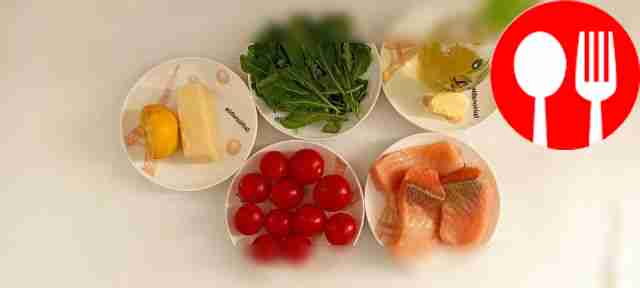 Промойте овощи и зелень прохладной проточной...