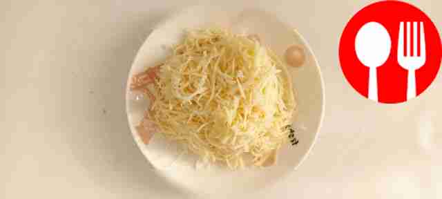 В тарелку выложите порезанные пополам помидоры...