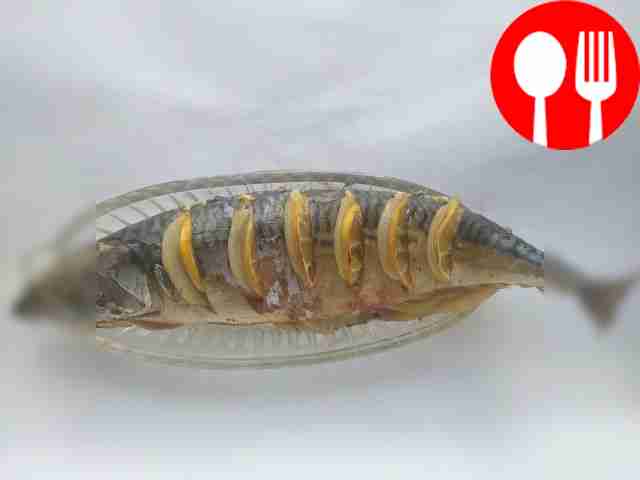 Запеченная рыба с луком и фольгой