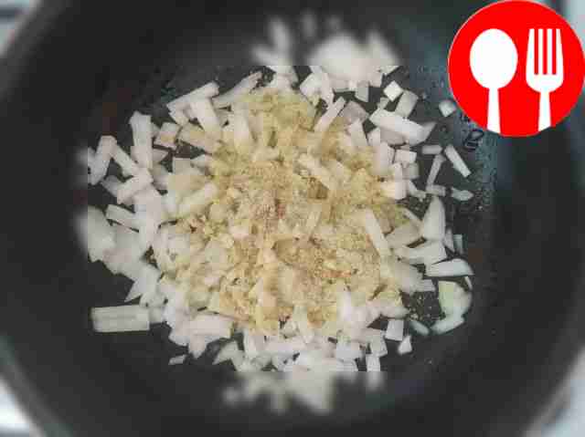 Обжарьте лук и чеснок на подсолнечном масле....