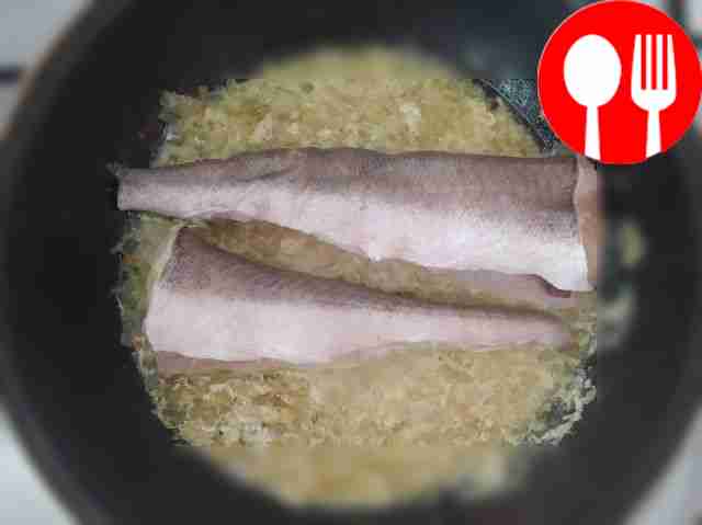 Далее добавьте рыбу: мелко нарезанную или...