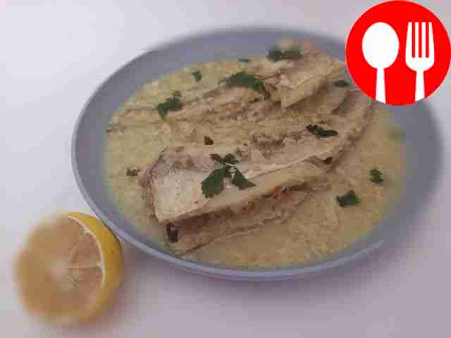 Перед подачей украсьте рыбу зеленью петрушки и...