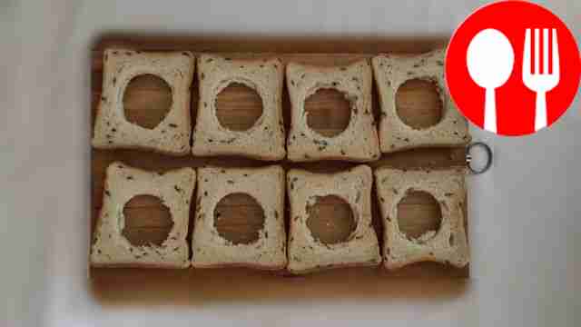 Нарежьте хлеб ломтиками и вырежьте в них...