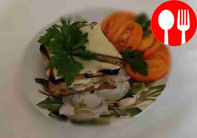 Перед подачей украсьте бутерброды свежей...