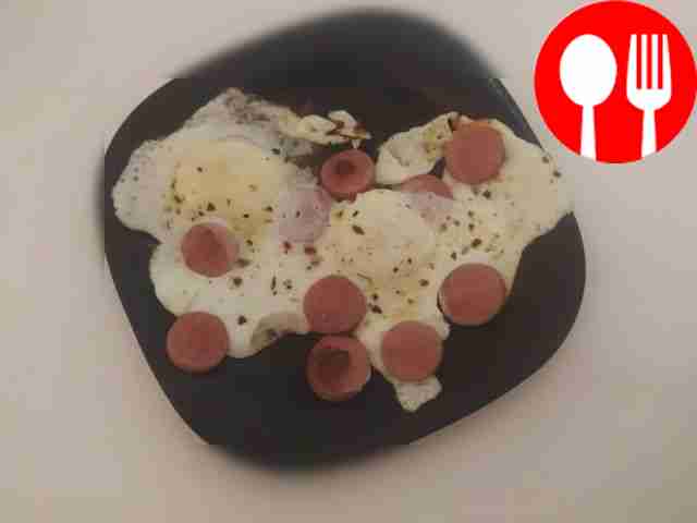 Классическая яичница на завтрак с сосисками