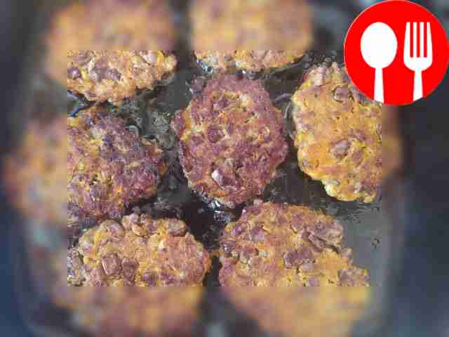 Разложите тесто по форме круглых оладий...