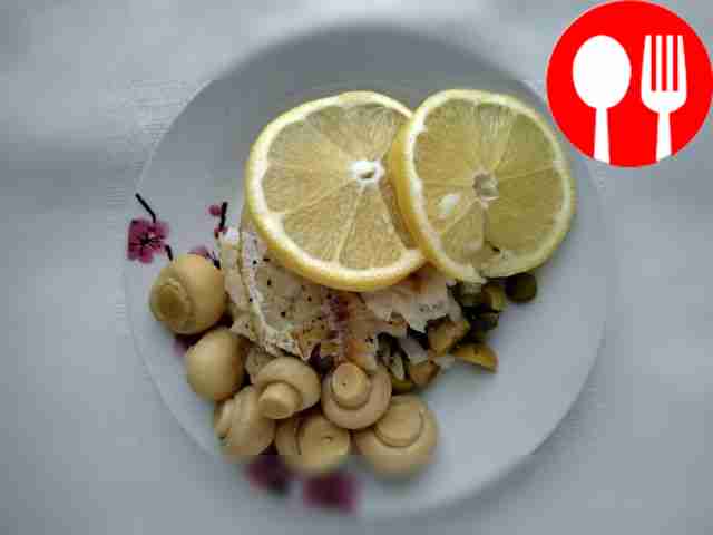 Полезный хек запеченный с оливками и каперсами