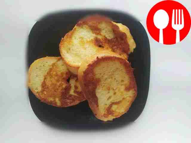 Жареные яичные тосты на завтрак