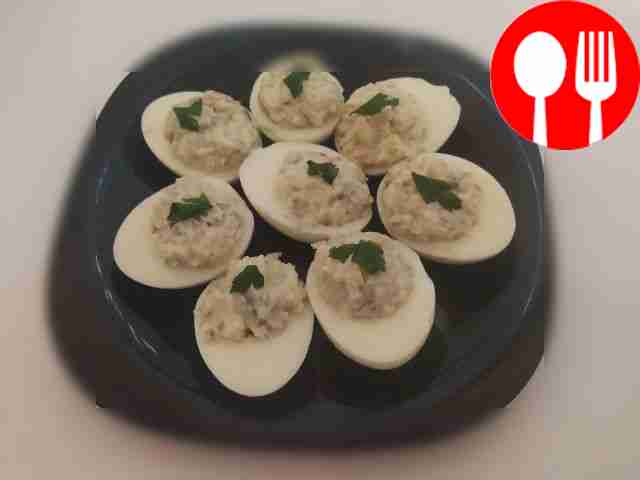 Фаршированные яйца с консервированной скумбрией