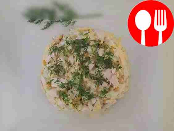 Салат с копченной грудкой, кукурузой и огурцами