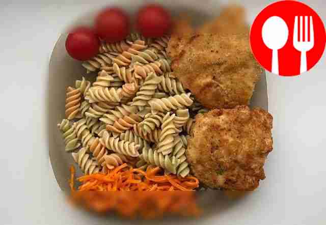 Куриные отбивные с цветными макаронами