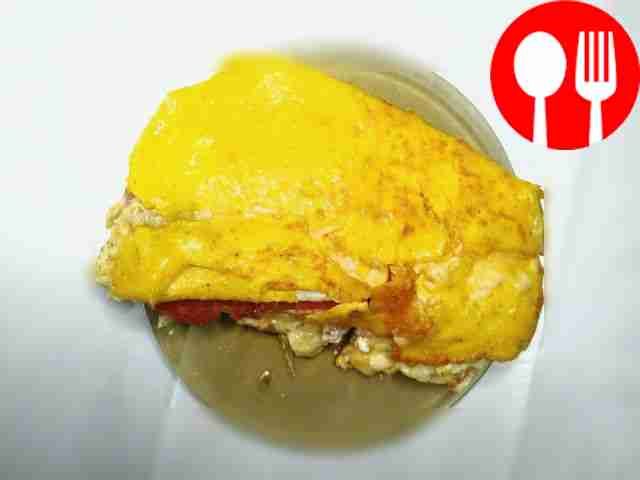 Многослойный омлет с сыром, помидорами и ветчиной