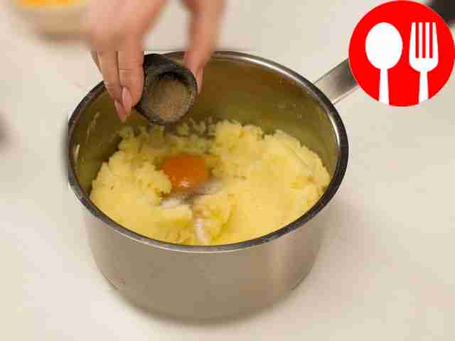 Сварите картофель и разомните его в пюре,...