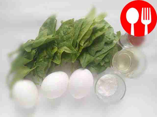 Помойте шпинат, обсушите его бумажным...