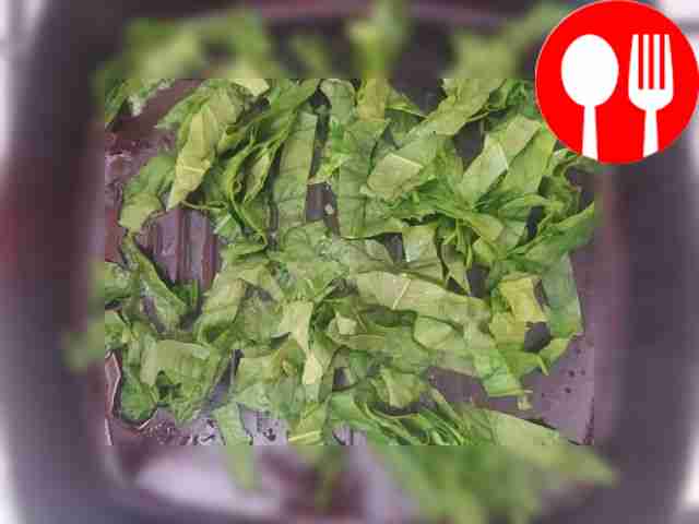 Разогрейте сковороду, влейте растительное...