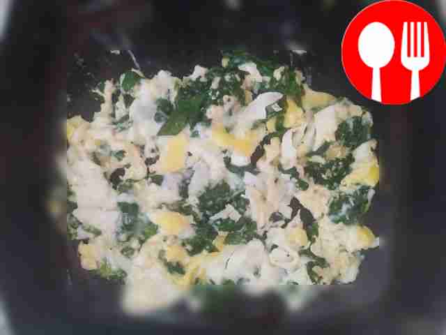 К шпинату добавьте яйца, посолите и поперчите...