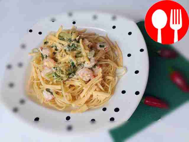 Паста с креветками и брокколи в сырно-сметанном соусе