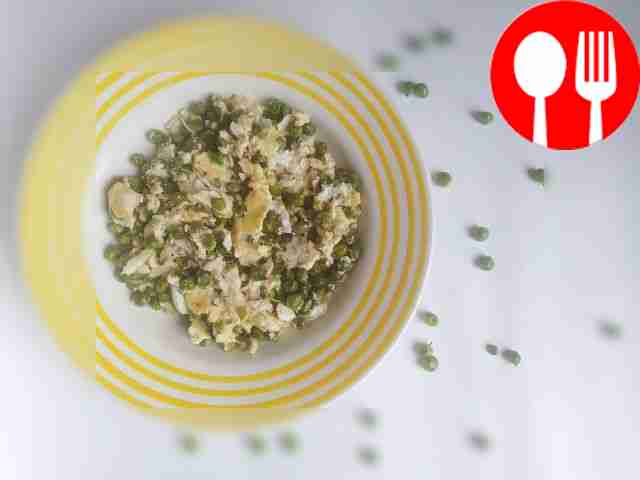 Быстрый омлет с зеленым горошком