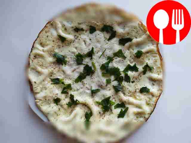 Классический омлет на завтрак с чесноком