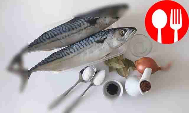 Очистите рыбу, избавьтесь от внутренностей....