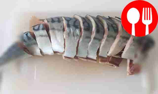 Подготовленную рыбу нарежьте ломтиками средней...