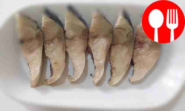 Подавайте маринованную скумбрию охлаждённой...