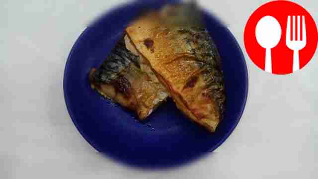 Оригинальная скумбрия с куриным бульоном