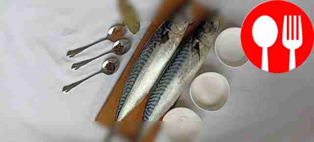 Очистите рыбу и удалите внутренности....