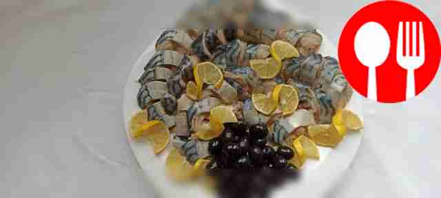 Подавайте маринованную скумбрию охлаждённой...