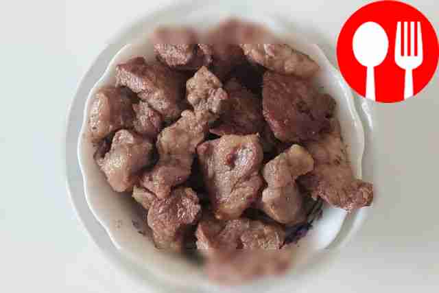 Ароматное фондю из свиной шеи и сыра